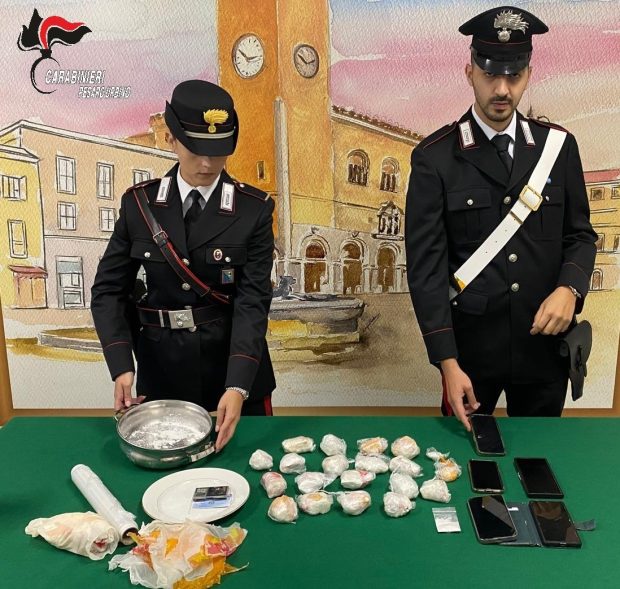 Fano, in casa un laboratorio per la preparazione della droga. In manette un’intera famiglia