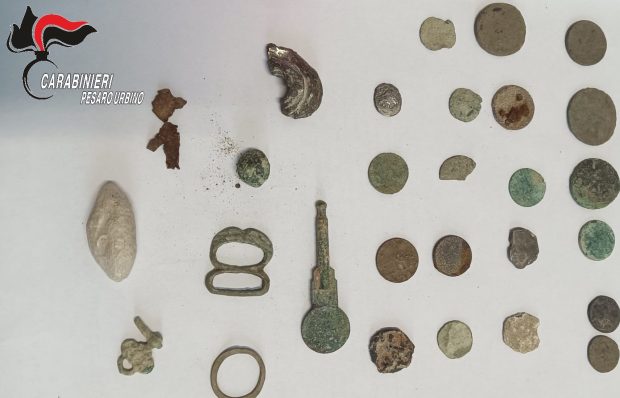 Fossombrone, beni archeologici trafugati col metal detector: i carabinieri fermano un 28enne