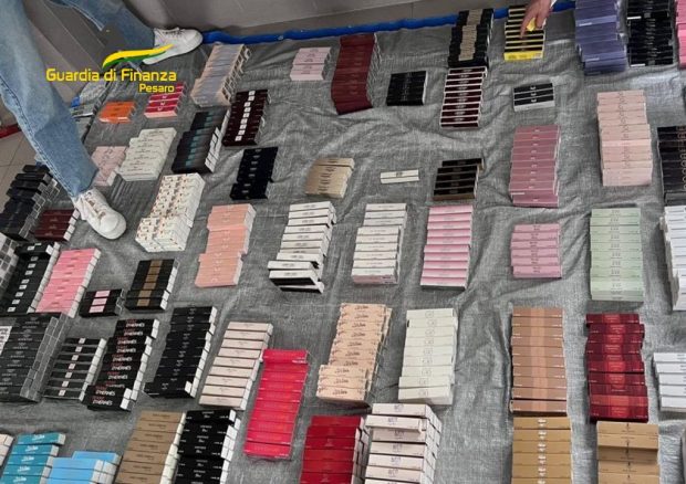 1.200 confezioni di profumi contraffatti sequestrate dalla Guardia di Finanza di Pesaro Urbino