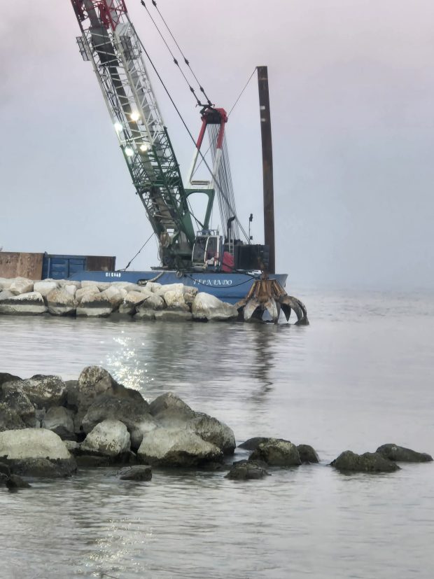 Fano: scogliera tra Regina Beach e Hotel Playa, ripresi i lavori
