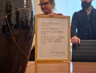 Comune Fano riceve in dono vaso con le ‘cicatrici d’oro’ da donne vittime di violenza
