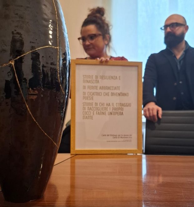 Comune Fano riceve in dono vaso con le ‘cicatrici d’oro’ da donne vittime di violenza