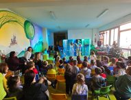 Lo spettacolo ‘I custodi delle acque’ da Fano sbarca a Pesaro e conquista i bimbi della scuola ‘Il glicine’