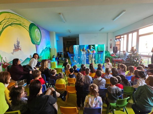 Lo spettacolo ‘I custodi delle acque’ da Fano sbarca a Pesaro e conquista i bimbi della scuola ‘Il glicine’