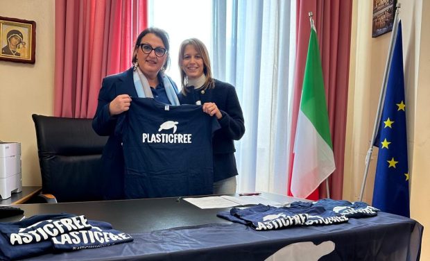 Plastic free fa tappa a Gimarra: sabato tutti uniti per pulire la spiaggia ‘Dei fiori’