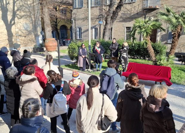 Fano, nei giardini di piazza Amiani una panchina tricolore per ricordare i martiri delle foibe