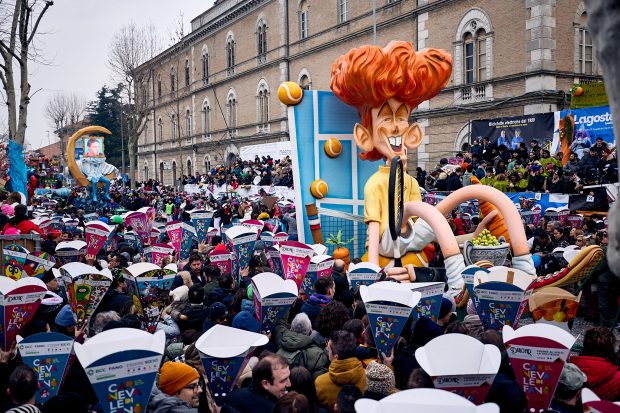 Il carro del Carnevale di Fano 2025 dedicato a Jannik Sinner diventa virale