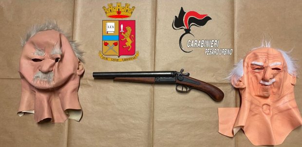Pesaro, rapina a mano armata in una sala slot: carabinieri e polizia arrestano due presunti autori