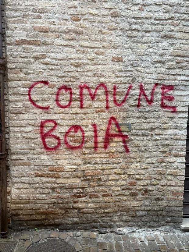 Scritte sotto il Comune di Fano: Serfilippi condanna il gesto e ribadisce la volontà di proseguire nel percorso intrapreso