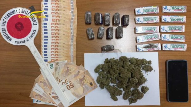 Guardia di finanza Pesaro Urbino: un arresto e sequestro di 600 g. di stupefacenti e denaro contante