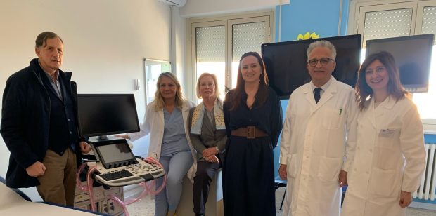 Profilglass dona un ecografo dotato di intelligenza artificiale e un telescopio ai reparti del Santa Croce di Fano