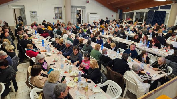 Fano, solidarietà e partecipazione: in 300 alla cena di beneficenza