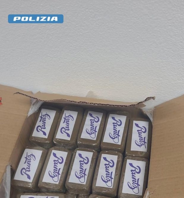 22 kg di hashish nel bagagliaio dell’auto: giovane arrestato dalla polizia stradale di Fano