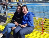 Installata al Lido di Fano la ‘Panchina gialla contro il bullismo’: “Luogo per sedersi e ascoltare l’altro”