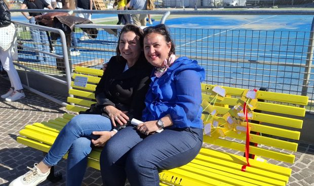 Installata al Lido di Fano la ‘Panchina gialla contro il bullismo’: “Luogo per sedersi e ascoltare l’altro”