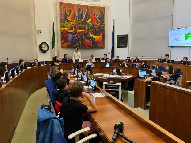 Bimbi e adulti fianco a fianco nel Consiglio congiunto: “Ecco il decalogo degli spazi di gioco per Fano”