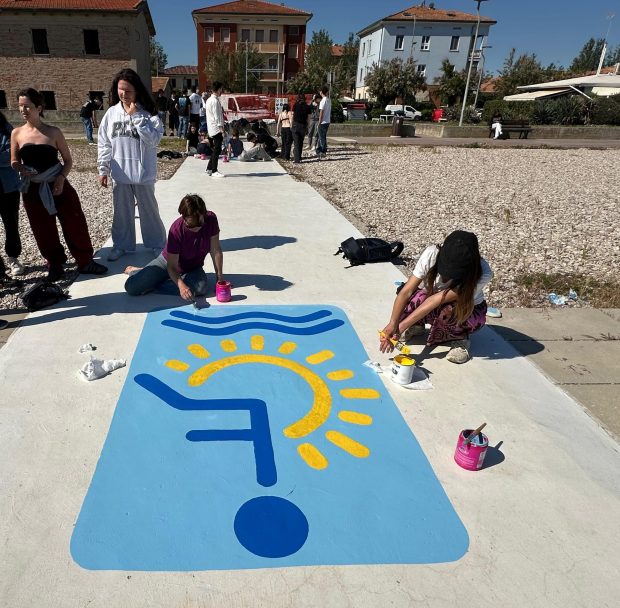 Sassonia, spiaggia libera accessibile anche ai disabili: “Pronta la passerella”