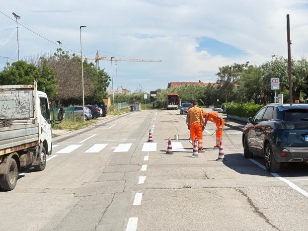 Decoro urbano, in corso il rifacimento della segnaletica lungo tutta la costa di Fano