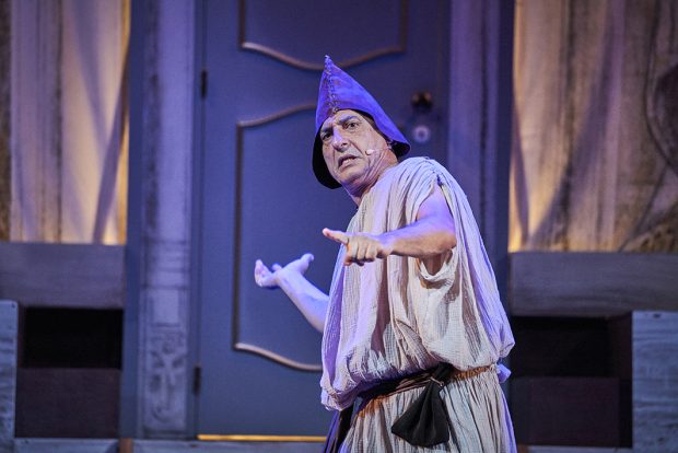 TAU/Teatri Antichi Uniti, giovedì 24 luglio Emilio Solfrizzi a Fano con Anfitrione