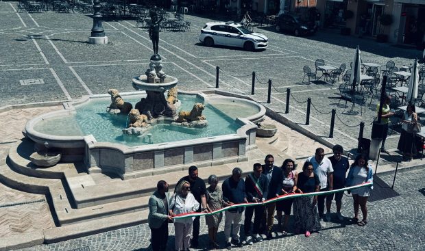 Taglio del nastro per la fontana restaurata in piazza XX Settembre: torna a splendere luogo simbolo di Fano
