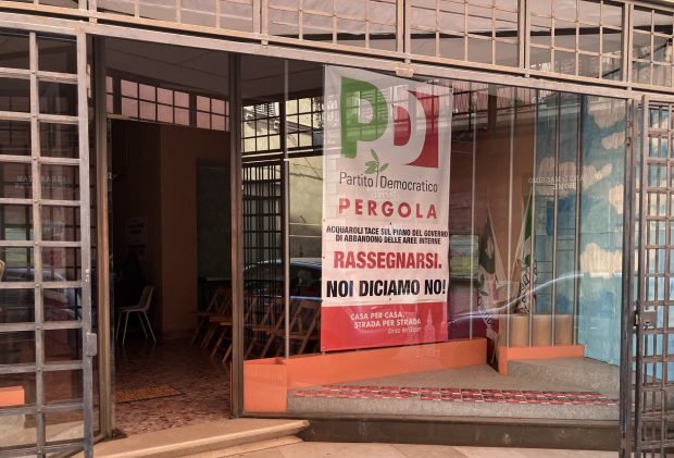 Vandali colpiscono la sede del Pd di Pergola