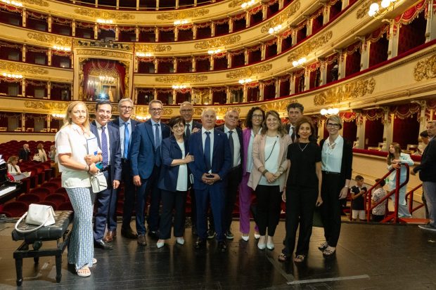 Romualdo Rondina, presidente uscente di BCC Fano, insignito della Croce al Merito