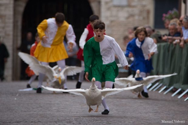 Atmosfere medievali nel borgo di Serra Sant’Abbondio con il Palio della Rocca