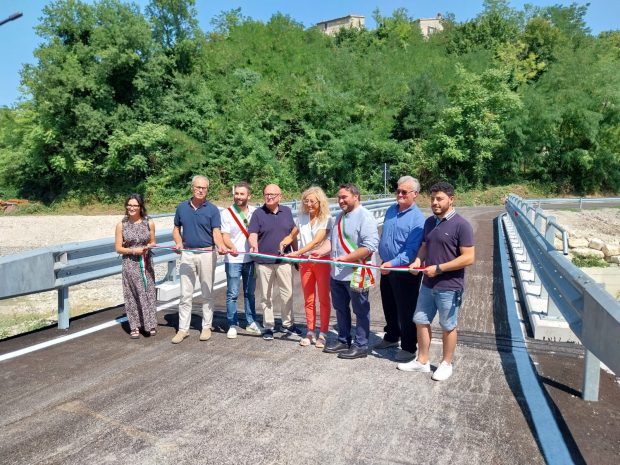 Alluvione del 2022, consegnato il nuovo ponte tra Frontone e Serra Sant’Abbondio