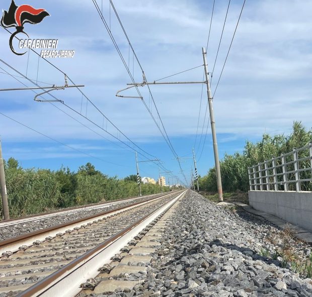 Marotta: cammina lungo i binari ferroviari, donna tratta in salvo dai carabinieri