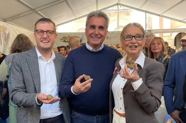 Sold out alla Fiera del Tartufo di Pergola. A Barbara Bouchet il Premio “The unexpected Marche” 