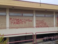 Scritte offensive contro Meloni e Serfilippi. Il sindaco di Fano: “Un gesto vile e codardo”  