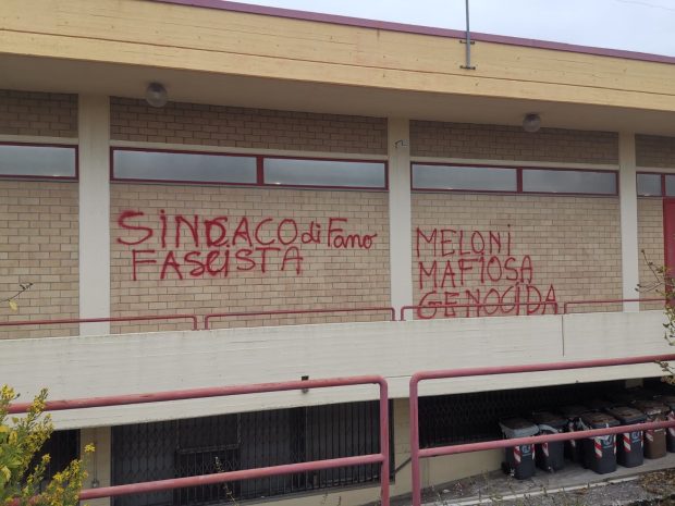Scritte offensive contro Meloni e Serfilippi. Il sindaco di Fano: “Un gesto vile e codardo”  