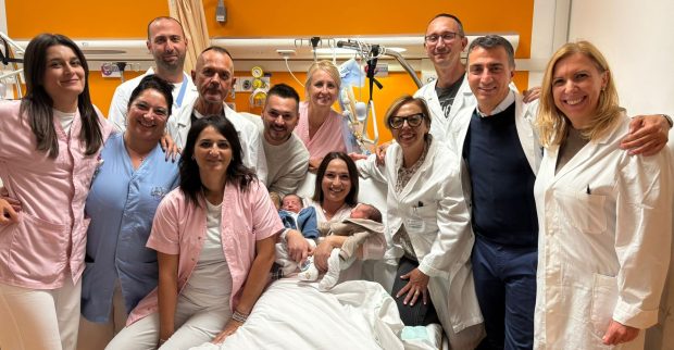 Parto gemellare a rischio gestito con successo a Pesaro: nati Diego e Gioele