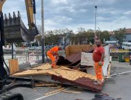 Fano, decoro al Lido: abbattuta la casetta, eliminati i pali fuori uso