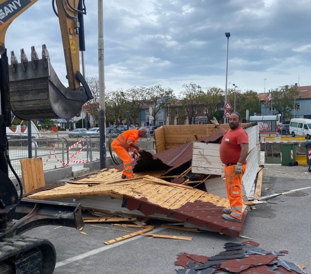 Fano, decoro al Lido: abbattuta la casetta, eliminati i pali fuori uso