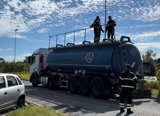 Fano, perdita di acido cloridrico da un mezzo pesante: area in sicurezza