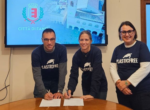 Fano sottoscrive protocollo d’intesa con Plastic Free: quattro anni di azioni per una città più pulita