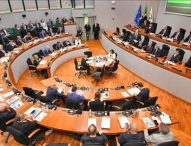 Prima seduta del nuovo Consiglio regionale Marche, Acquaroli illustra il Programma di Governo