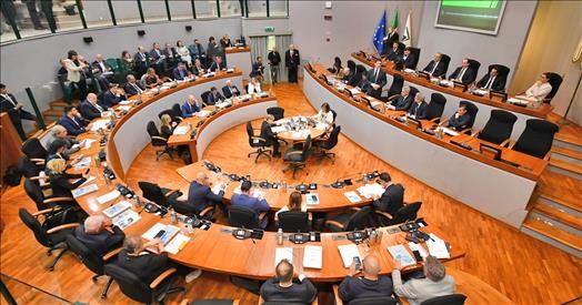 Prima seduta del nuovo Consiglio regionale Marche, Acquaroli illustra il Programma di Governo