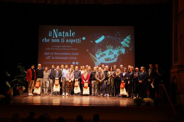 Grande successo per il Galà de ‘Il Natale che non ti aspetti’: pro loco e istituzioni unite al Teatro Sanzio di Urbino