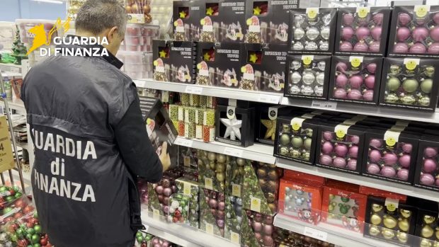 GdF Pesaro Urbino: sequestrati 110 mila articoli natalizi non conformi agli standard di sicurezza