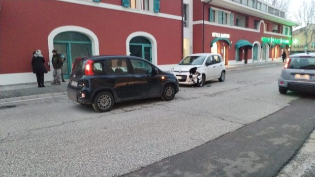 Incidente stradale in Via Gabrielli a Fano: due feriti lievi