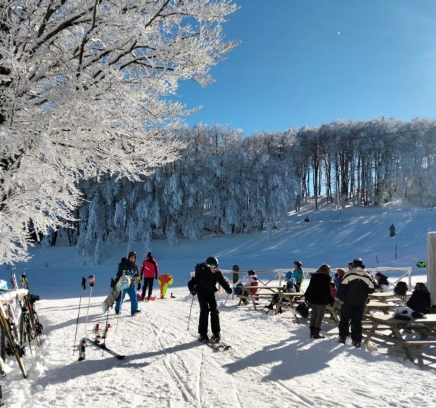 Sul Monte Catria nel week-end si scia. E tornano gli Après-ski