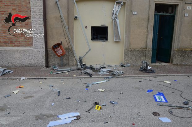 Smantellata la banda del bancomat: 4 persone arrestate e una denunciata per il furto di San Costanzo