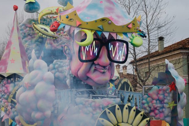 In 10mila per salutare la prima domenica del Carnevale di Fano tra Dante Ferretti e la Basilica di Vitruvio