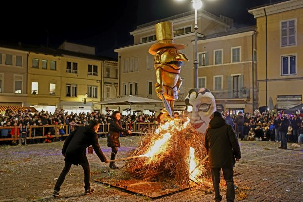 Con il Rogo del Pupo si chiude l’edizione 2026 del Carnevale di Fano