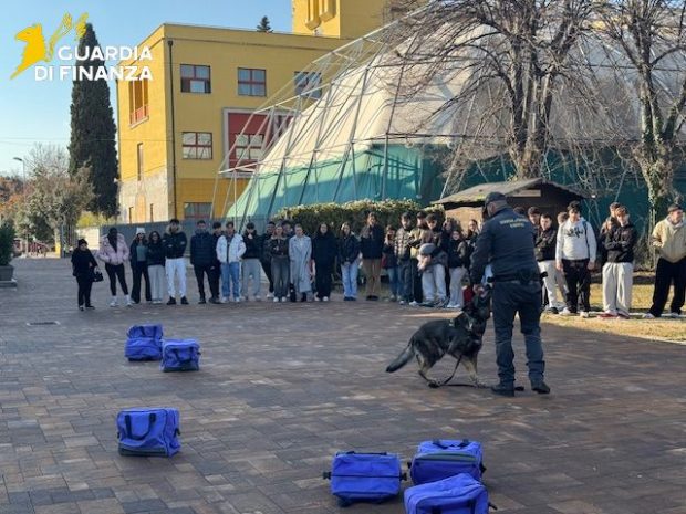 A Fossombrone, Pesaro e Fermignano il progetto ‘A scuola con la guardia di finanza’