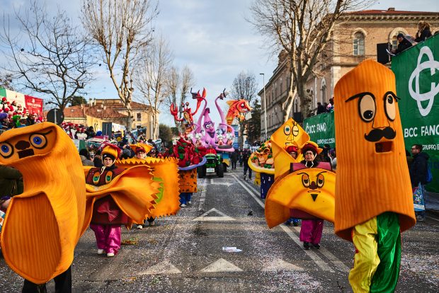 Fano si accende di maschere, musica e meraviglia