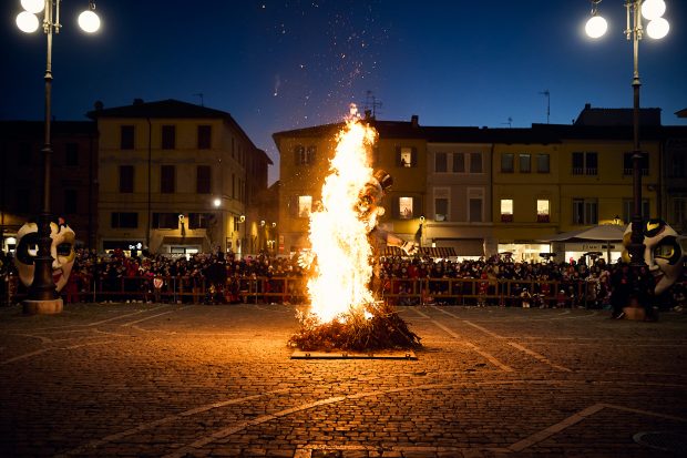 Martedì Grasso, l’ultimo abbraccio del Carnevale di Fano: tradizione, musica e il rogo del Pupo per chiudere in festa