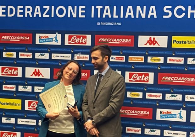 A Evelina Langella della Fanum Fortunae Scherma il Distintivo d’Onore Argento della Fis